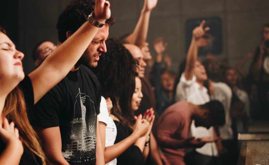 As jovens da Geração Z abandonam a fé mais do que os jovens, revela estudo